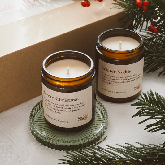 Merry Christmas und Winter Nights Duftkerzen von Hey Chalky mit Tannenzweigen